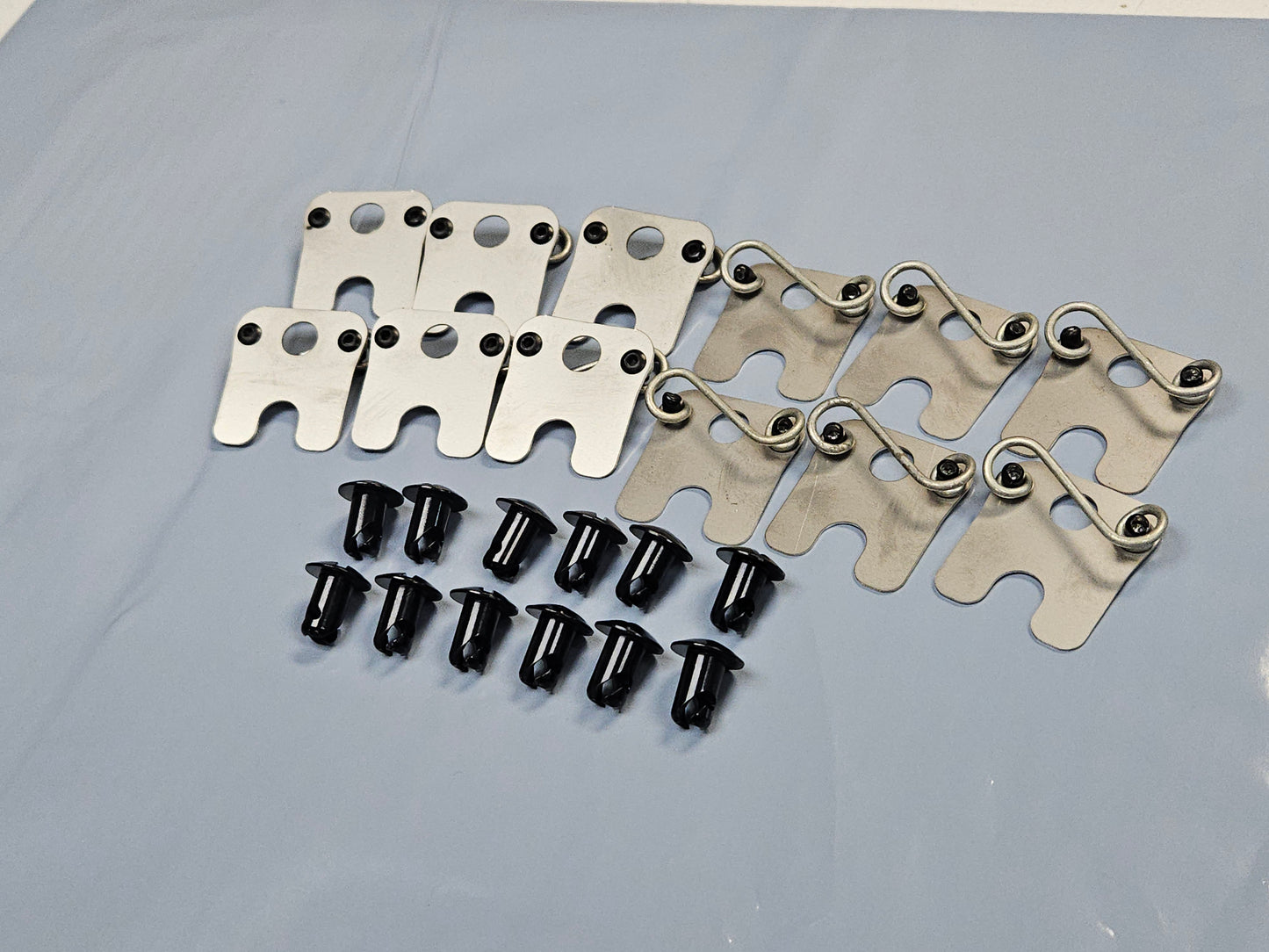 Dzus quarter-turn brackets